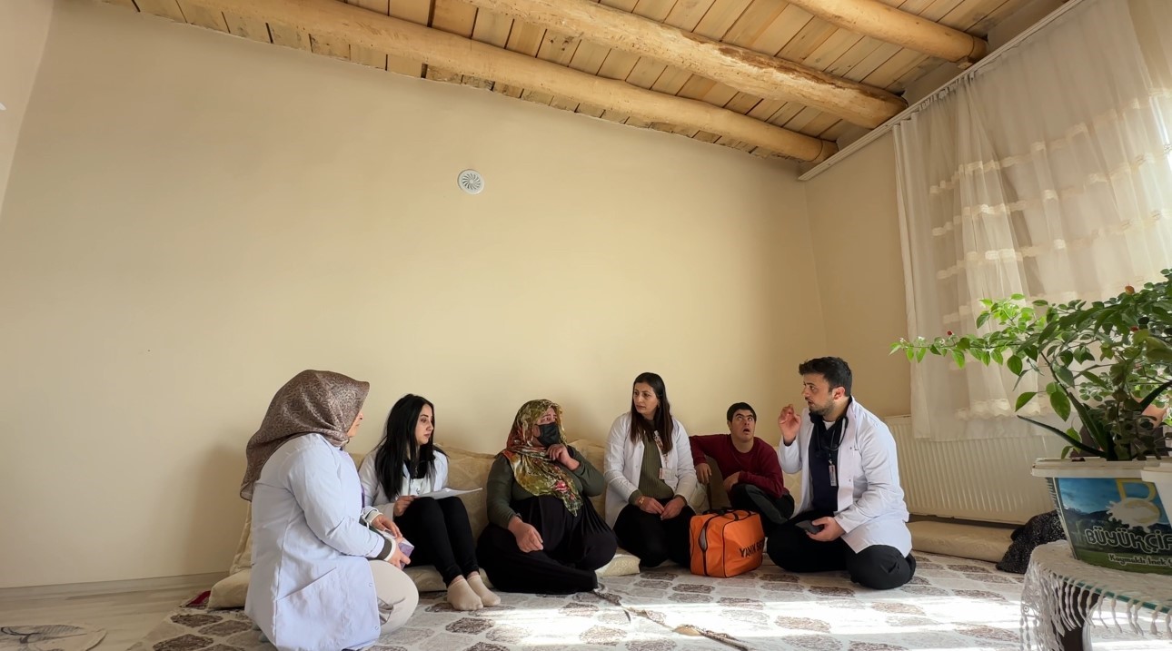 Yüksekova’da sağlık ordusu zorlu coğrafyaya meydan okuyor: 1,5 metrelik karı aşarak vatandaşlara şifa dağıttılar 13 yuksekovada saglik ordusu zorlu cografyaya meydan okuyor 15 metrelik kari asarak vatandaslara sifa dagittilar r7VJOR63