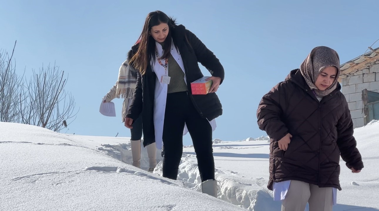 Yüksekova’da sağlık ordusu zorlu coğrafyaya meydan okuyor: 1,5 metrelik karı aşarak vatandaşlara şifa dağıttılar 4 yuksekovada saglik ordusu zorlu cografyaya meydan okuyor 15 metrelik kari asarak vatandaslara sifa dagittilar