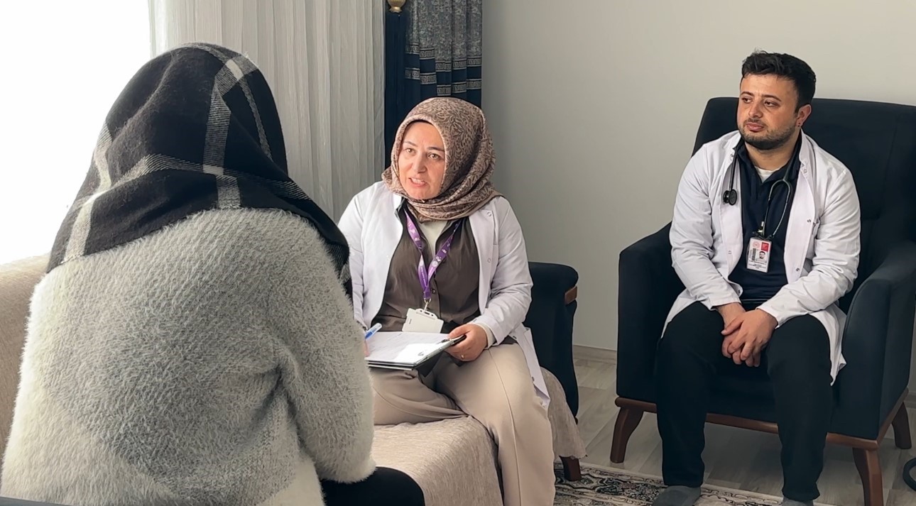 Yüksekova’da sağlık ordusu zorlu coğrafyaya meydan okuyor: 1,5 metrelik karı aşarak vatandaşlara şifa dağıttılar 14 yuksekovada saglik ordusu zorlu cografyaya meydan okuyor 15 metrelik kari asarak vatandaslara sifa dagittilar vmUGuSts