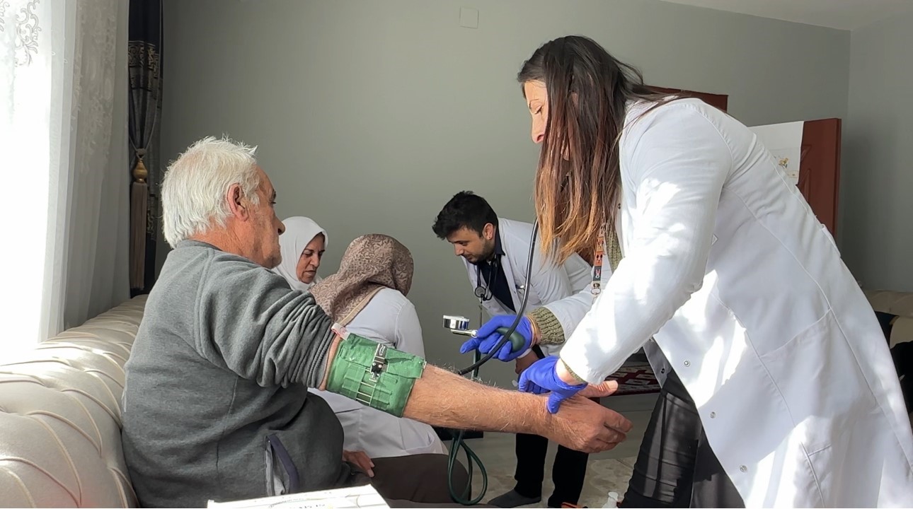 Yüksekova’da sağlık ordusu zorlu coğrafyaya meydan okuyor: 1,5 metrelik karı aşarak vatandaşlara şifa dağıttılar 10 yuksekovada saglik ordusu zorlu cografyaya meydan okuyor 15 metrelik kari asarak vatandaslara sifa dagittilar