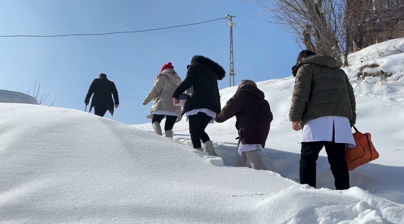 Yüksekova’da sağlık ordusu zorlu coğrafyaya meydan okuyor: 1,5 metrelik karı aşarak vatandaşlara şifa dağıttılar 15 yuksekovada saglik ordusu zorlu cografyaya meydan okuyor 15 metrelik kari asarak vatandaslara sifa dagittilar wIdzc7OG