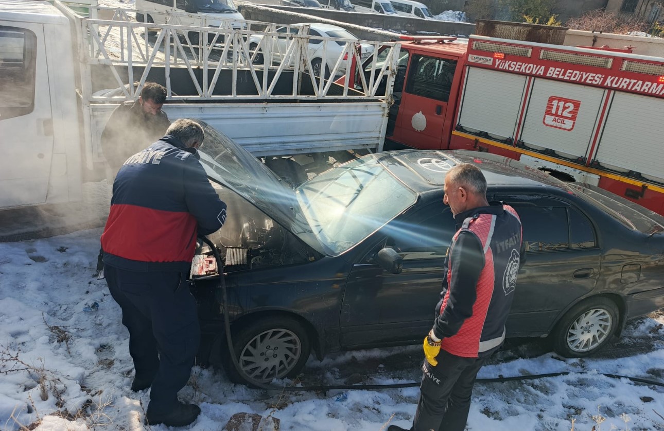 yuksekovada seyir halindeki otomobil yandi 1