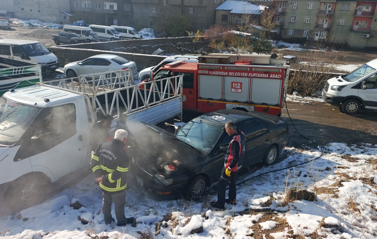 yuksekovada seyir halindeki otomobil yandi 2 vsLWveyV