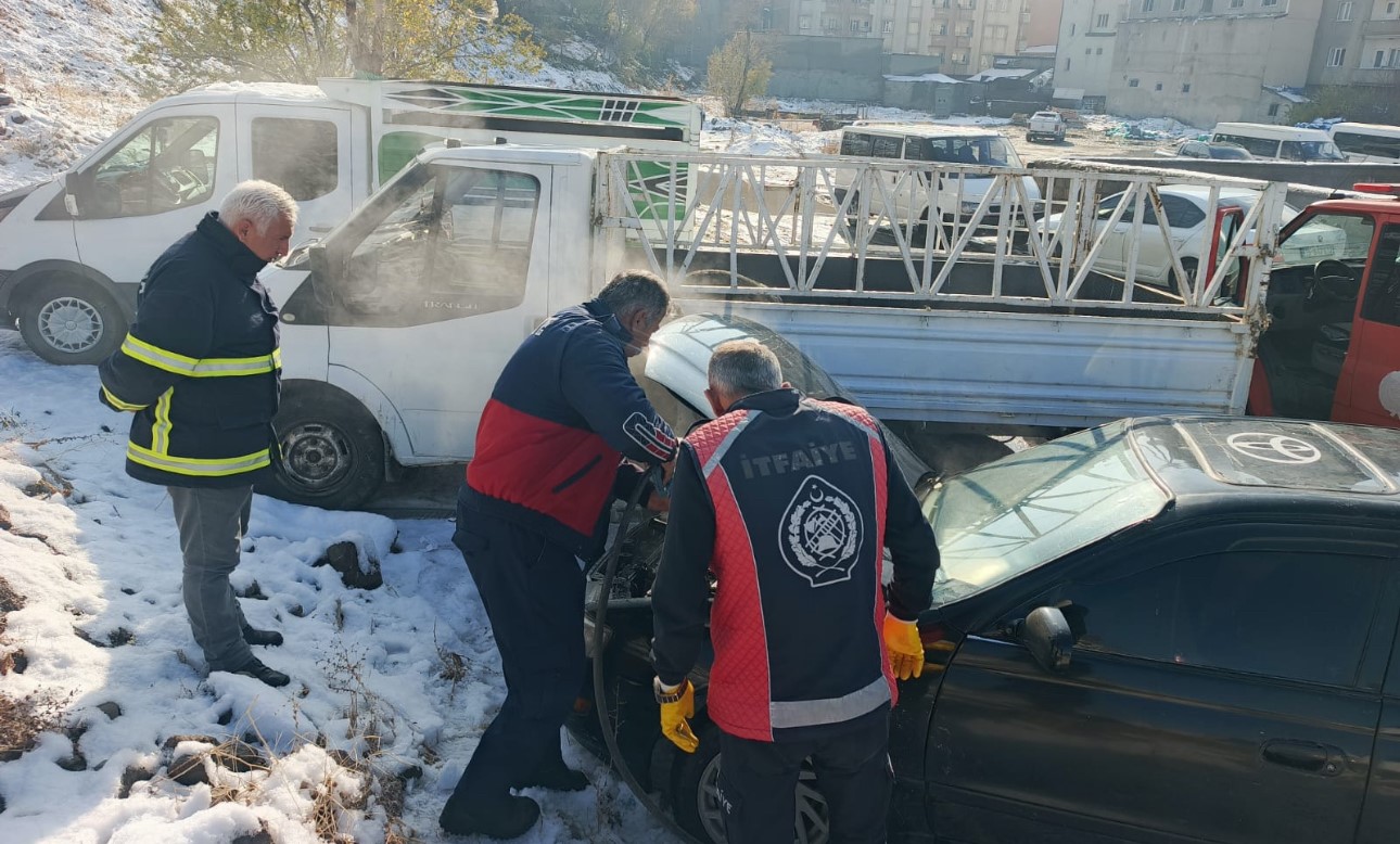 yuksekovada seyir halindeki otomobil yandi 4 nvt3BvR2