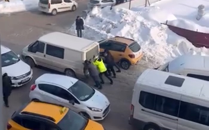 yuksekovada soguk havada ic isitan hareket trafik polisi mahsur kalan araci iterek kurtardi 1 53JESEST