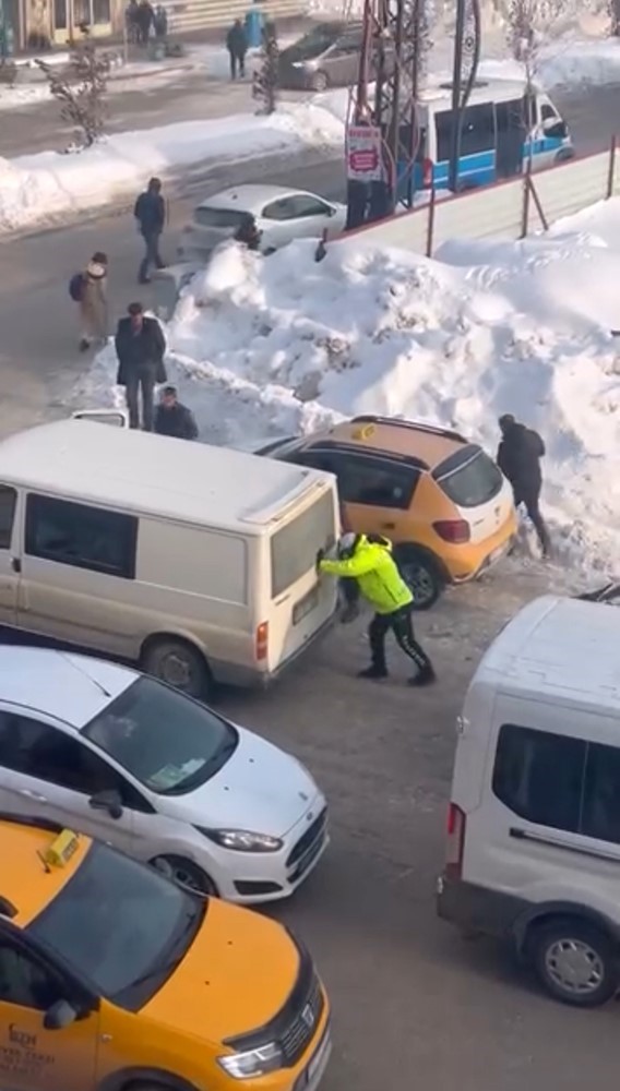 yuksekovada soguk havada ic isitan hareket trafik polisi mahsur kalan araci iterek kurtardi 2 k1ZlPGCn