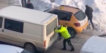 yuksekovada-soguk-havada-ic-isitan-hareket-trafik-polisi-mahsur-kalan-araci-iterek-kurtardi-Kj9Mv78S.jpg