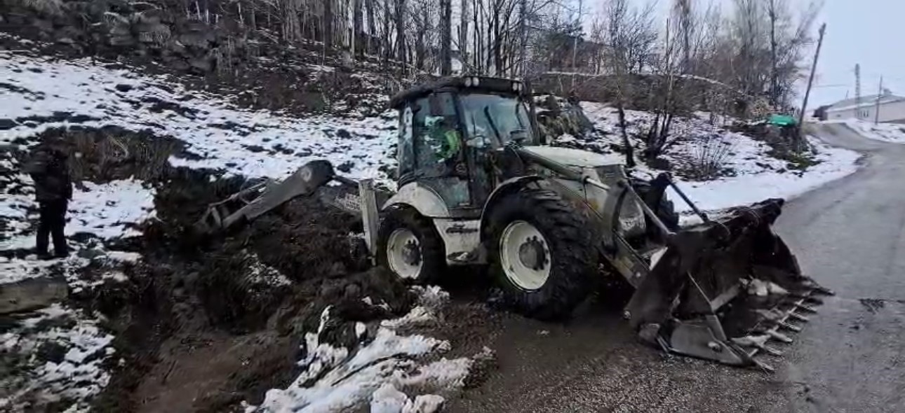 yuksekovada su arizasi giderilirken 1 metrelik yilan cikti 2 SkcmfRUG