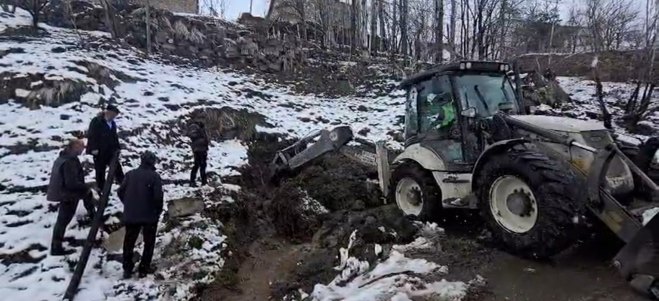 yuksekovada su arizasi giderilirken 1 metrelik yilan cikti 3 XIicGthA