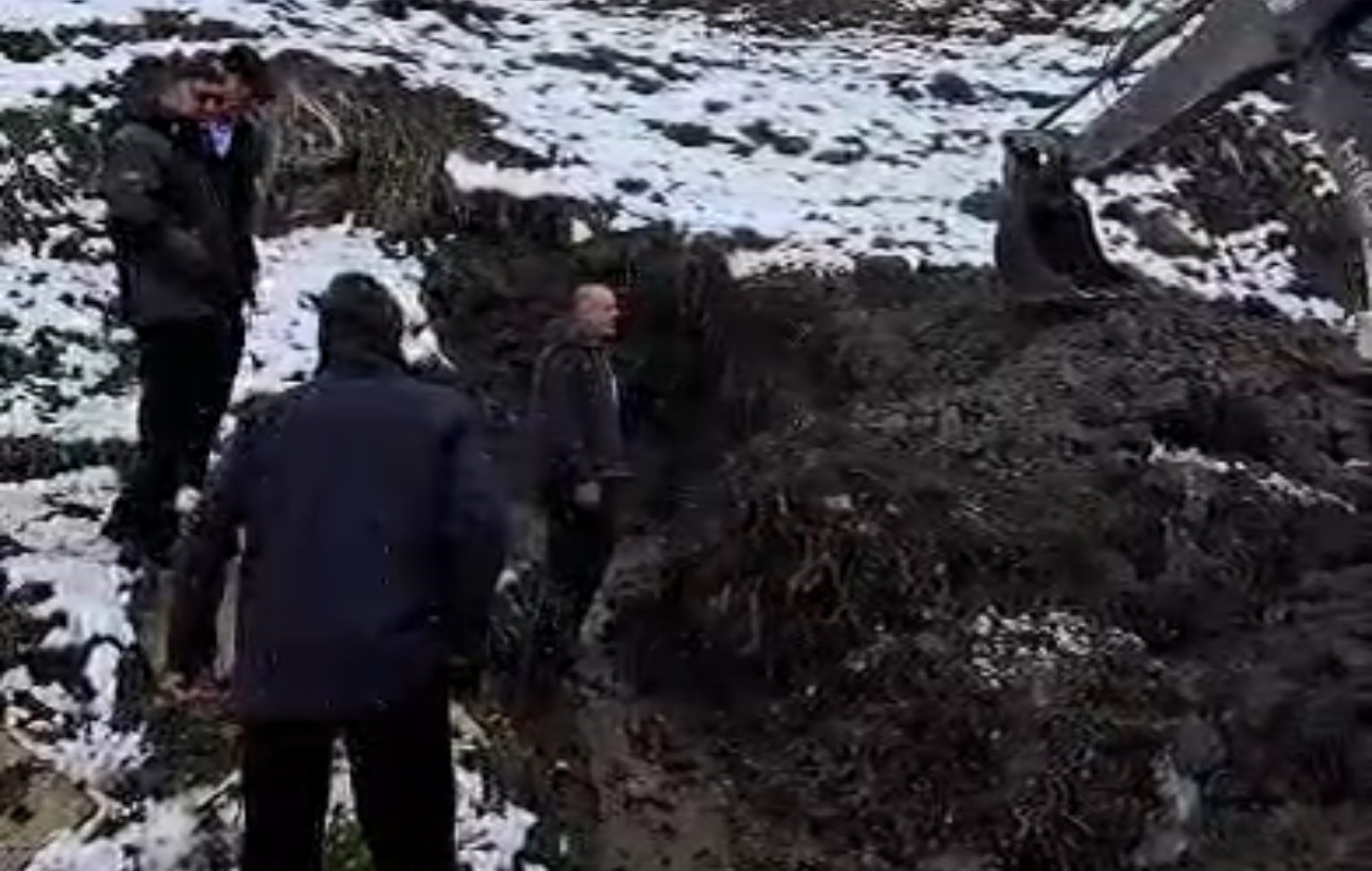 yuksekovada su arizasi giderilirken 1 metrelik yilan cikti 4 LAMbOkV3