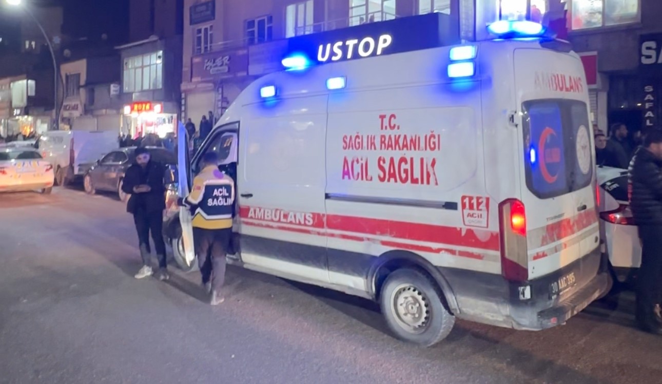 Yüksekova’da taşlı sopalı kavga: 1’i polis 2 yaralı 6 yuksekovada tasli sopali kavga 1i polis 2 yarali 2 UvOtzcj6