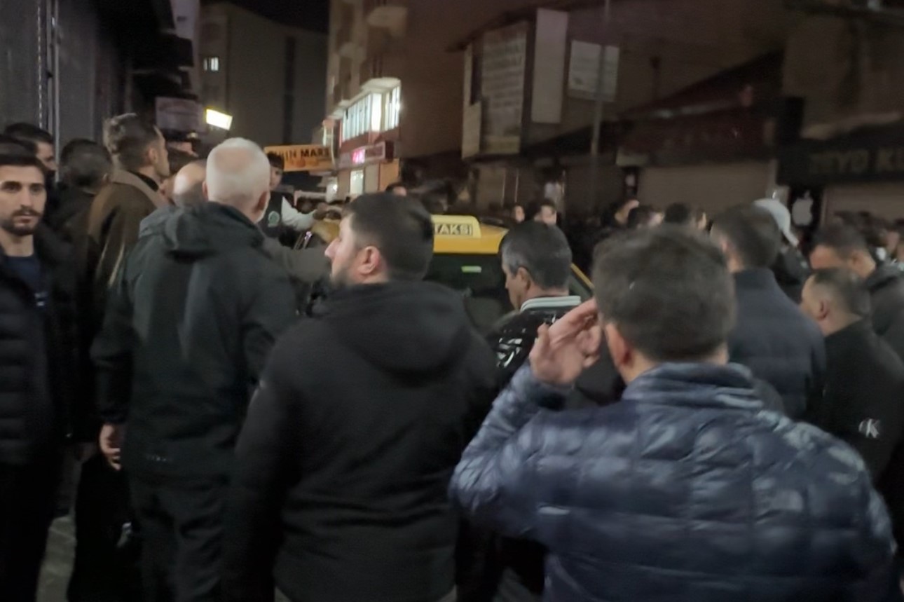 Yüksekova’da taşlı sopalı kavga: 1’i polis 2 yaralı 7 yuksekovada tasli sopali kavga 1i polis 2 yarali 3 HzibJHFR