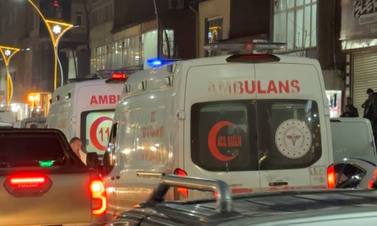 Yüksekova’da taşlı sopalı kavga: 1’i polis 2 yaralı 10 yuksekovada tasli sopali kavga 1i polis 2 yarali 6 MIAqHg8i