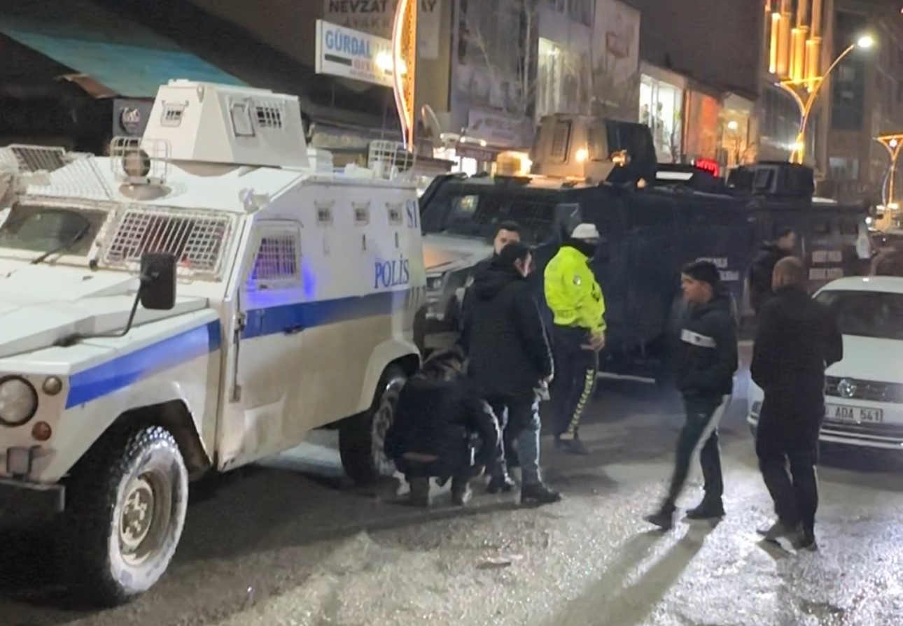 Yüksekova’da taşlı sopalı kavga: 1’i polis 2 yaralı 11 yuksekovada tasli sopali kavga 1i polis 2 yarali 7 pJlNUzh3