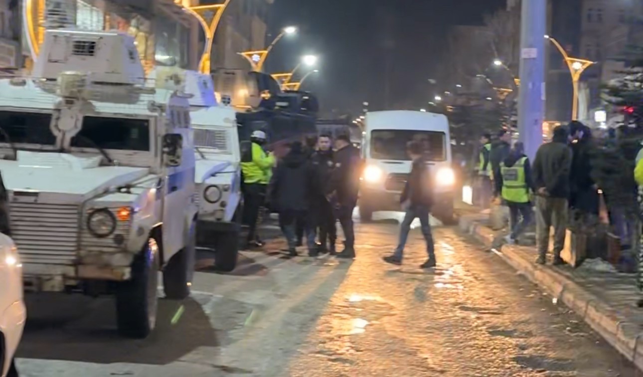 Yüksekova’da taşlı sopalı kavga: 1’i polis 2 yaralı 12 yuksekovada tasli sopali kavga 1i polis 2 yarali 8 95IXIXI9