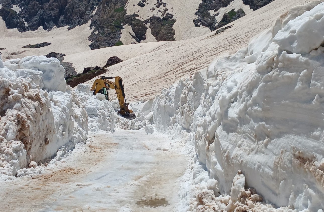 Yüksekova’da temmuz ayına rağmen 5 metrelik kar tünellerinde çalışma 5 yuksekovada temmuz ayina ragmen 5 metrelik kar tunellerinde calisma 1 9zG78Ezf