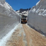 yuksekovada-temmuz-ayina-ragmen-5-metrelik-kar-tunellerinde-calisma-3ELUA9Dc.jpg