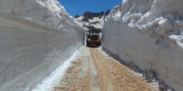 yuksekovada-temmuz-ayina-ragmen-5-metrelik-kar-tunellerinde-calisma-3ELUA9Dc.jpg
