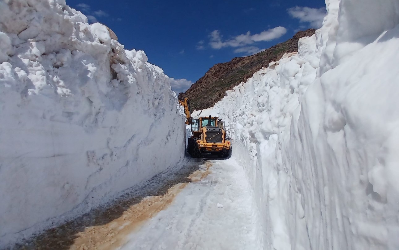 Yüksekova’da temmuz ayında 7 metrelik kar tünelleri: İş makinesi içinde kayboldu 5 yuksekovada temmuz ayinda 7 metrelik kar tunelleri is makinesi icinde kayboldu 1