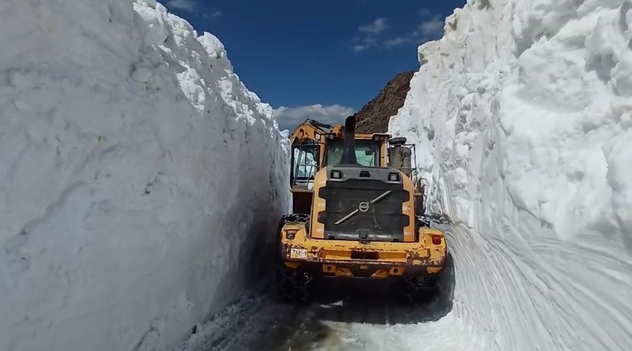 Yüksekova’da temmuz ayında 7 metrelik kar tünelleri: İş makinesi içinde kayboldu 8 yuksekovada temmuz ayinda 7 metrelik kar tunelleri is makinesi icinde kayboldu 4 PfAXmcnL