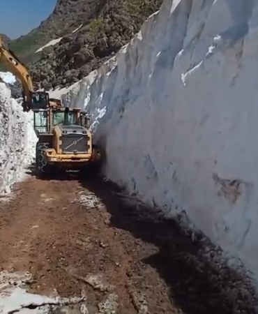 yuksekovada-temmuz-ayinda-kar-tunelleri-2-aylik-calismada-sona-gelindi-iFQqMpZX.jpg