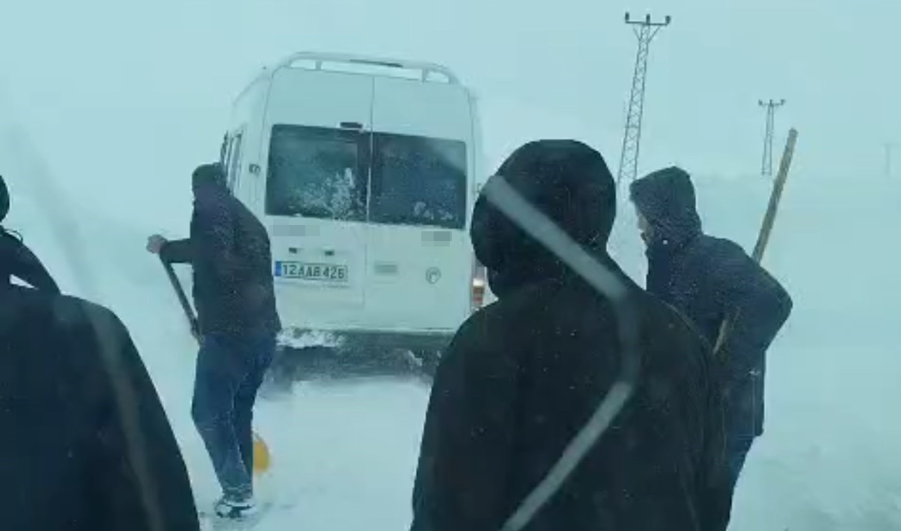 yuksekovada tipide yolda mahsur kalan vatandaslar kurtarildi 0 RKIEGrrh