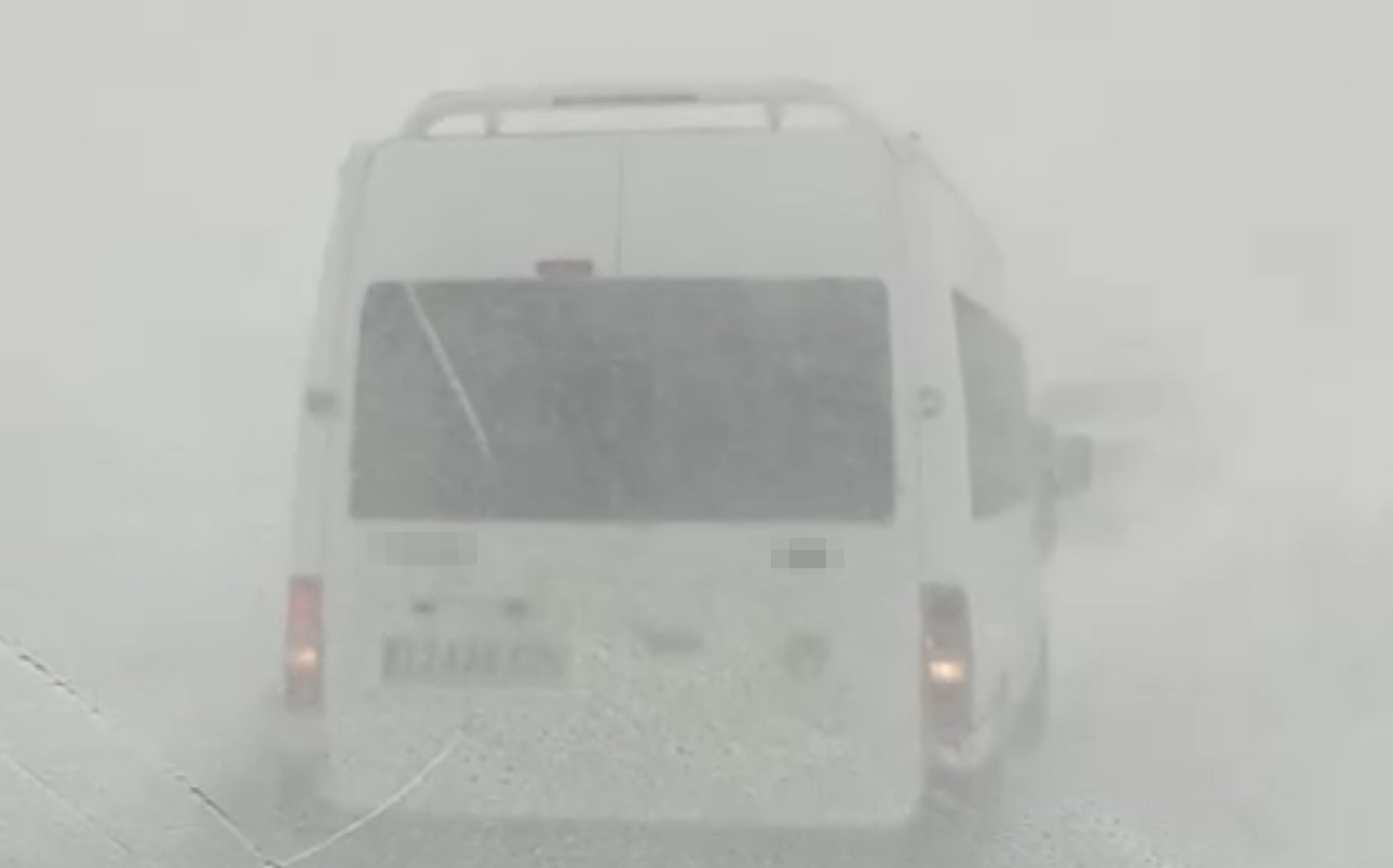 yuksekovada tipide yolda mahsur kalan vatandaslar kurtarildi 1