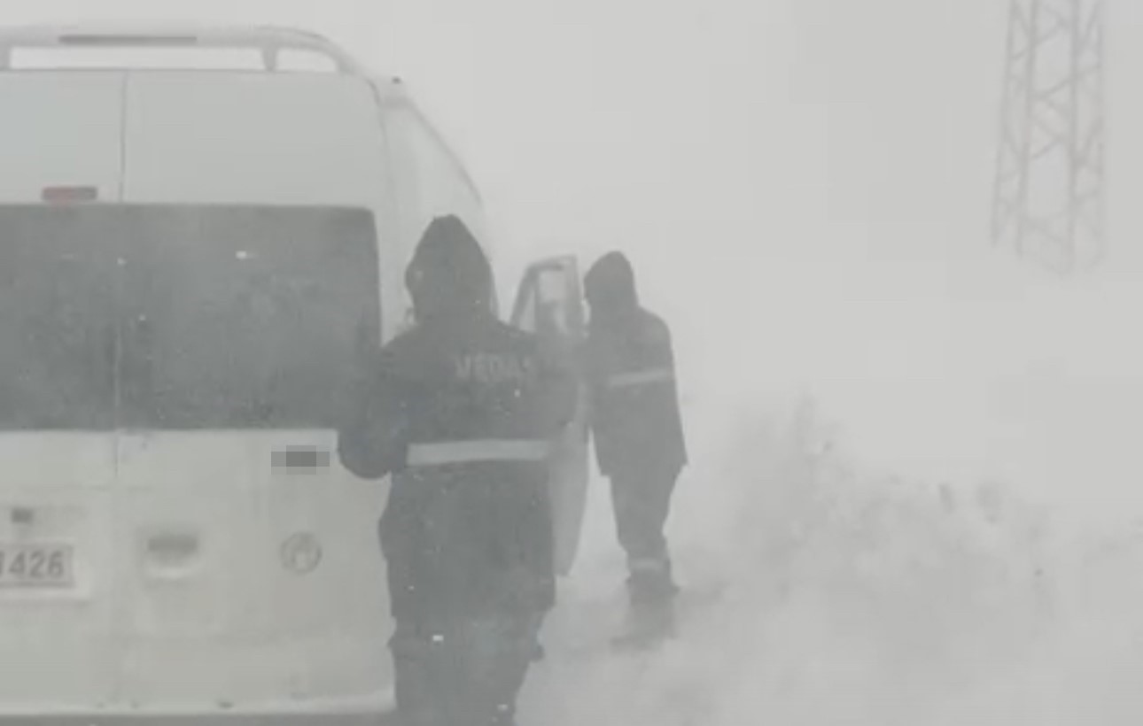 yuksekovada tipide yolda mahsur kalan vatandaslar kurtarildi 3 I85jnLYC