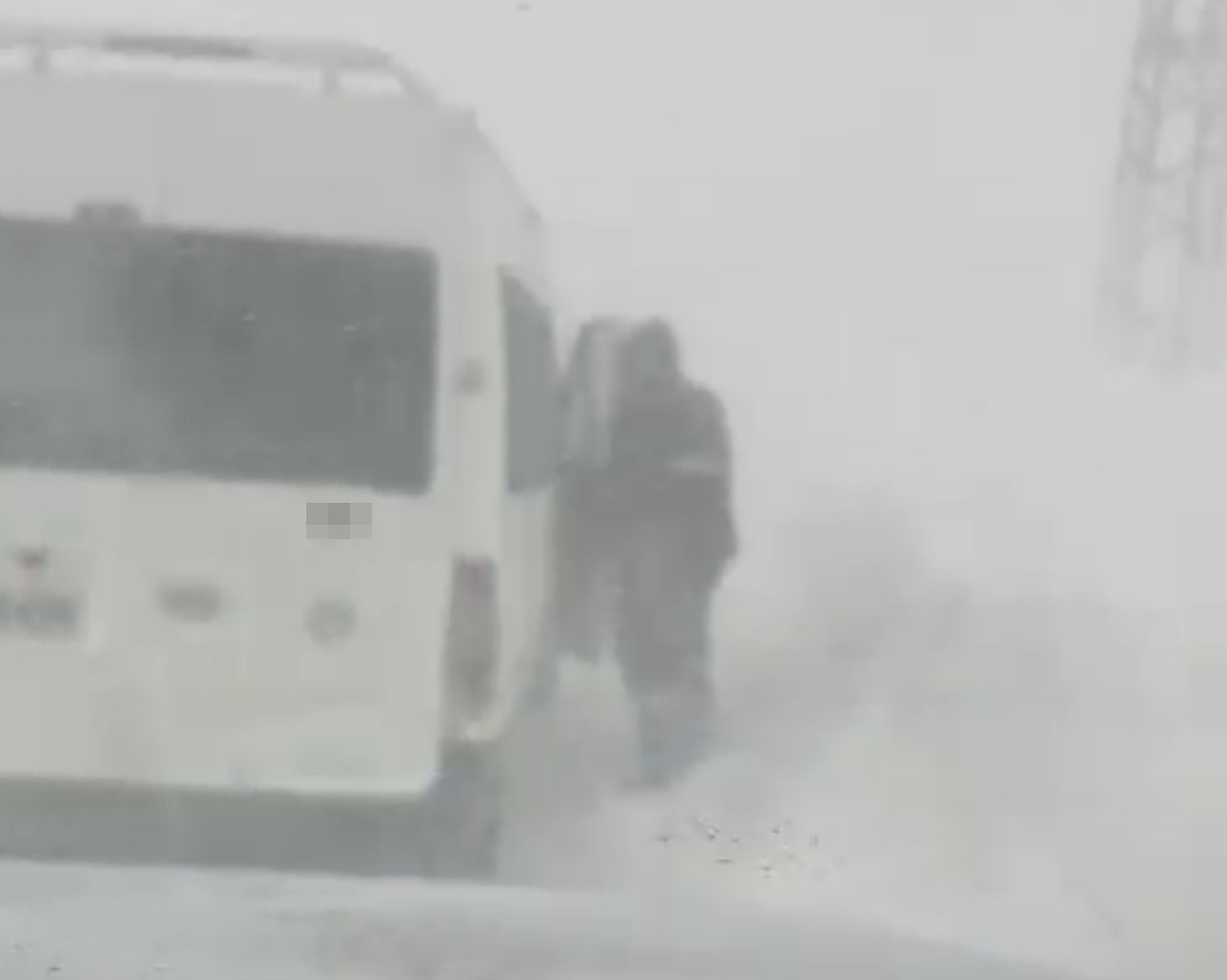 yuksekovada tipide yolda mahsur kalan vatandaslar kurtarildi 4 LWvcBVpu
