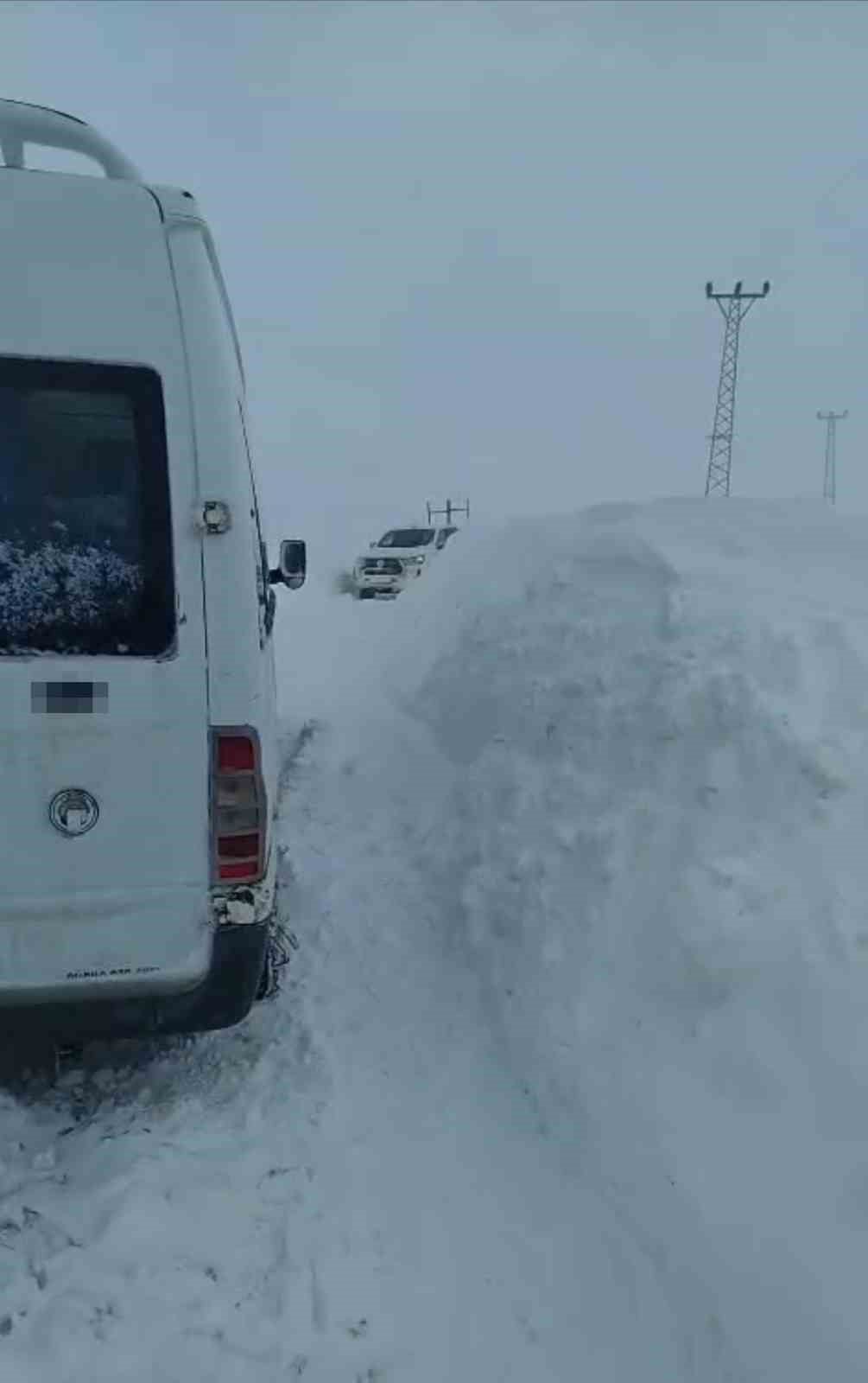 yuksekovada tipide yolda mahsur kalan vatandaslar kurtarildi 5 YGRuzjXM
