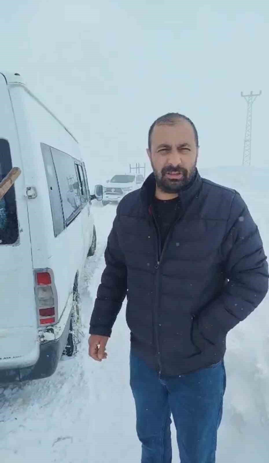 yuksekovada tipide yolda mahsur kalan vatandaslar kurtarildi 6 U571pOVV