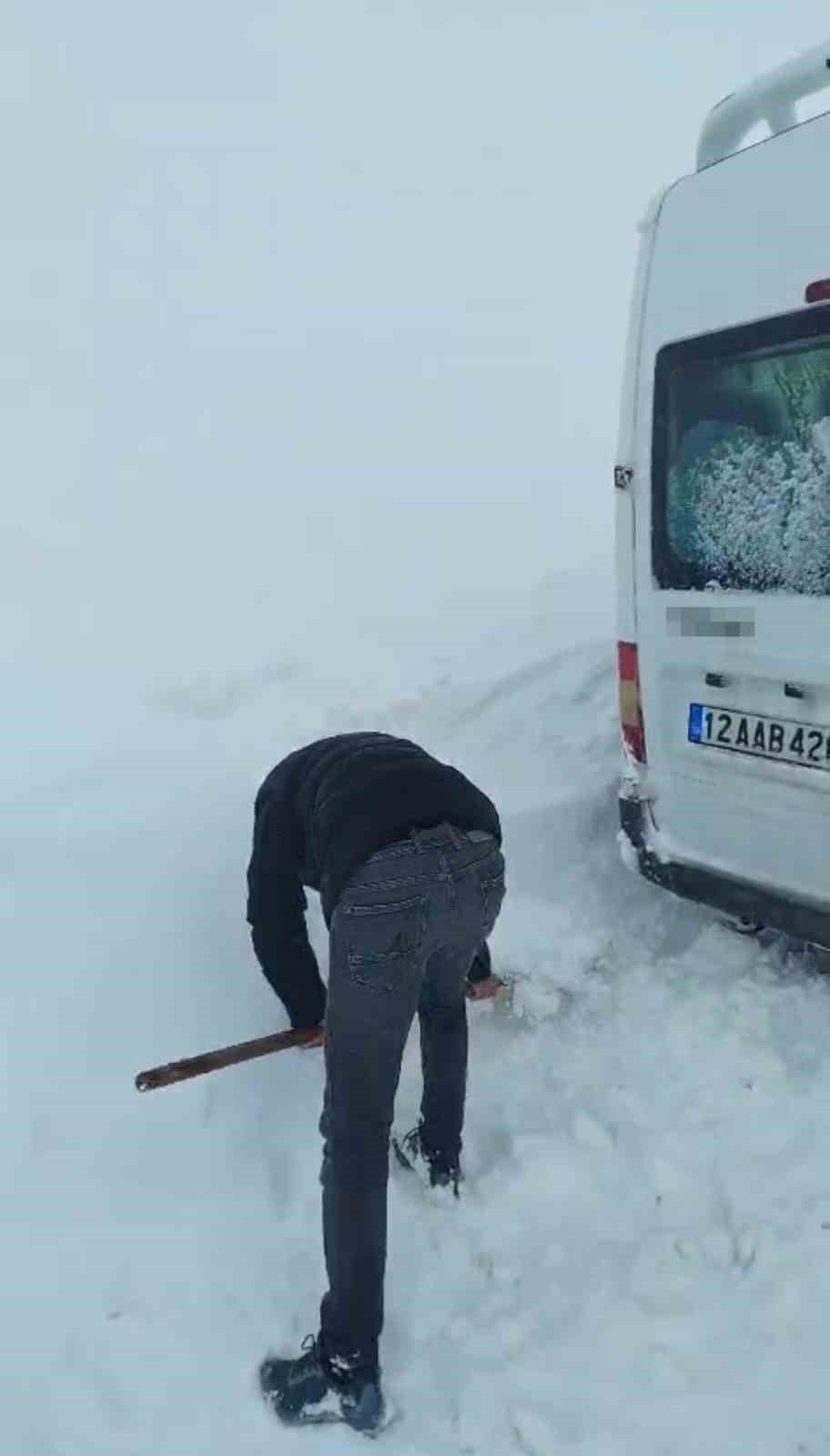yuksekovada tipide yolda mahsur kalan vatandaslar kurtarildi 7