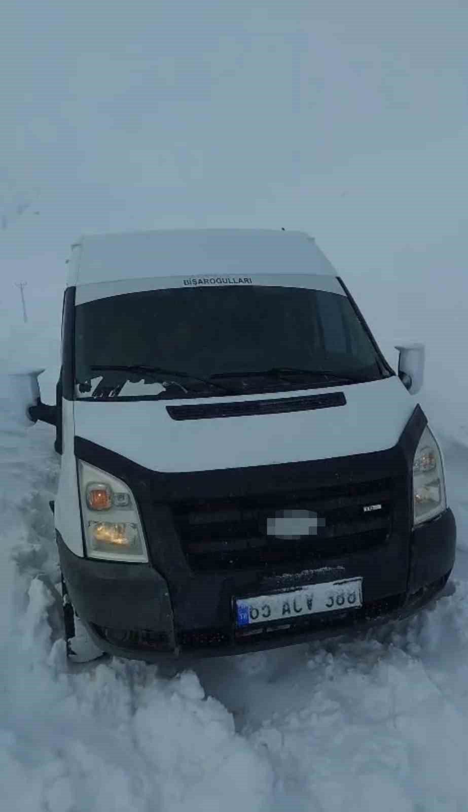 yuksekovada tipide yolda mahsur kalan vatandaslar kurtarildi 9 JGnPGjQT