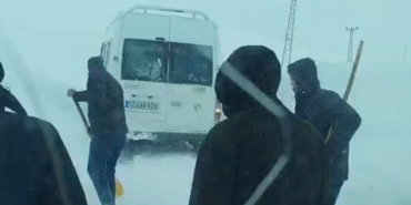yuksekovada-tipide-yolda-mahsur-kalan-vatandaslar-kurtarildi-a4dP1SM4.jpg