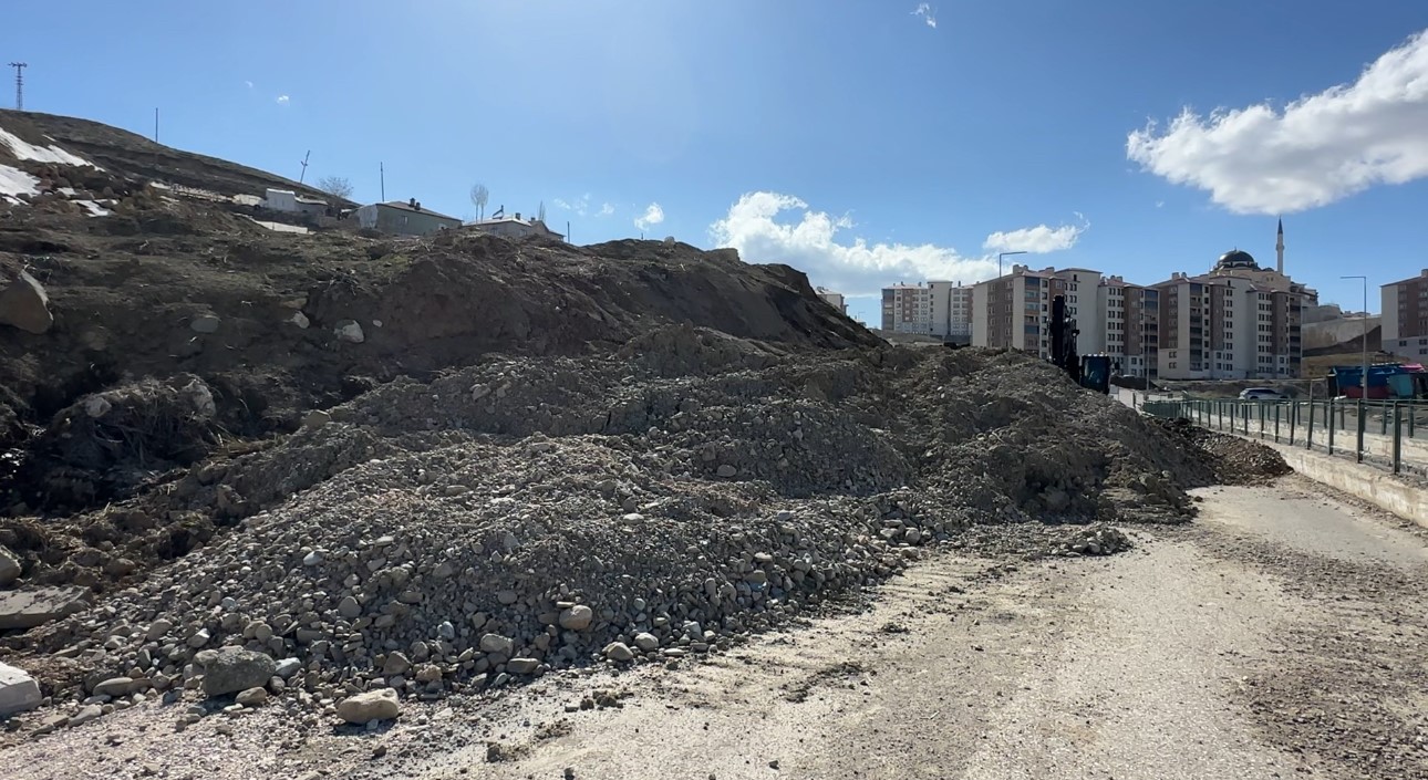 yuksekovada toprak kaymasi pizok yolu 18 gundur kapali 1 KGXdAYGE