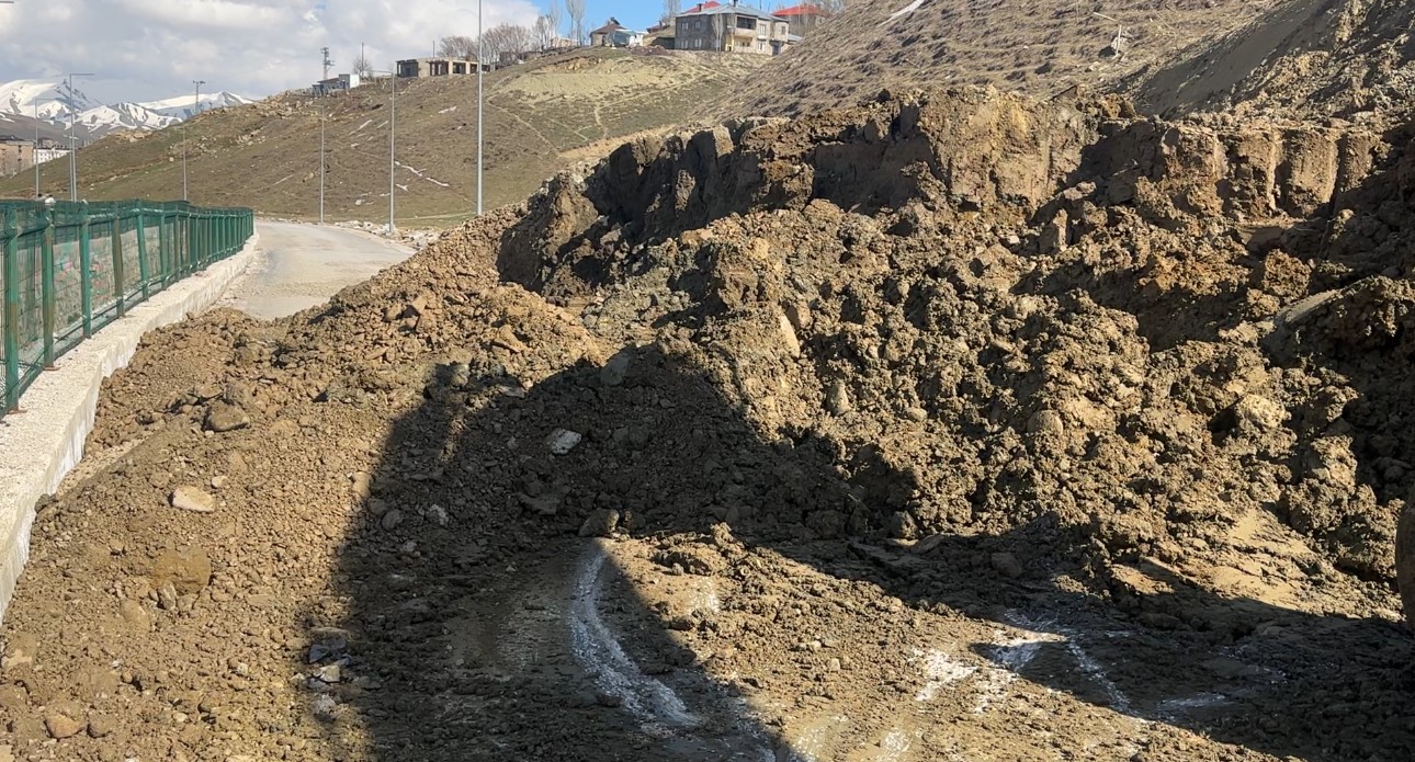 yuksekovada toprak kaymasi pizok yolu 18 gundur kapali 2 chEklbVc
