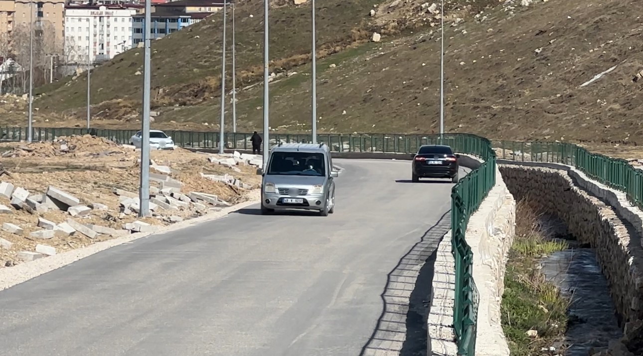 yuksekovada toprak kaymasi pizok yolu 18 gundur kapali 3