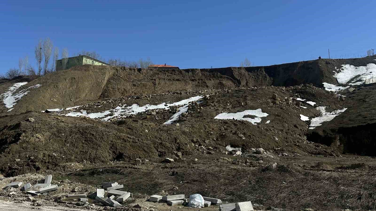 yuksekovada toprak kaymasi pizok yolu 18 gundur kapali 5 99NFr2NH