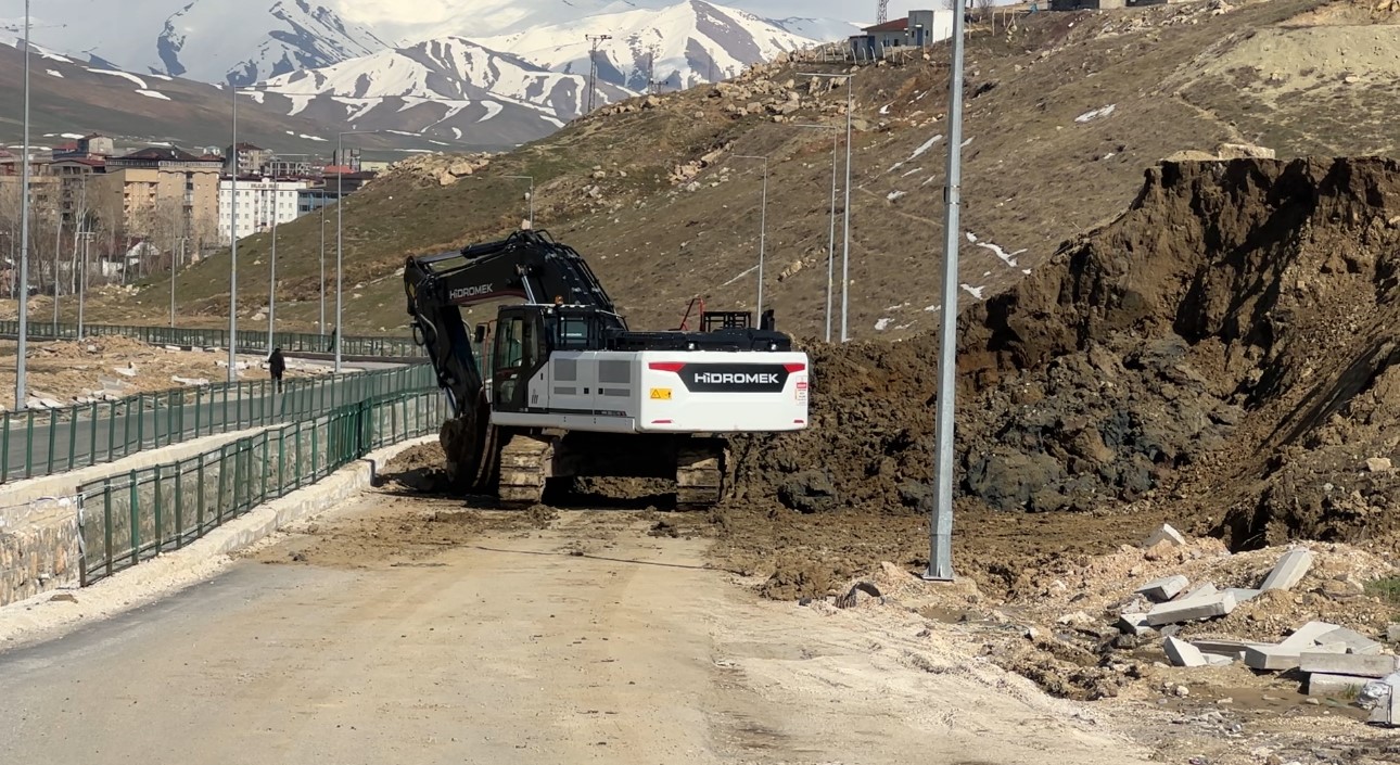 yuksekovada toprak kaymasi pizok yolu 18 gundur kapali 6 rXt2adjg