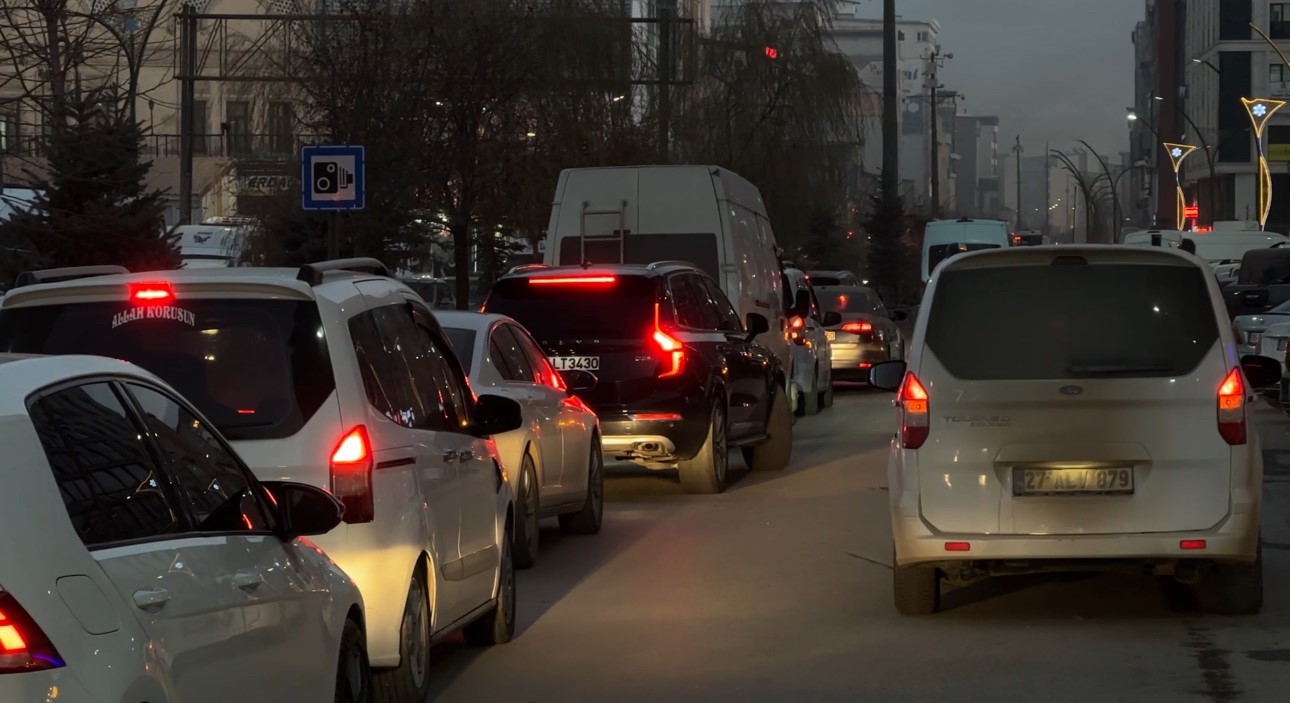 yuksekovada trafik cileye dondu 1 dKaLpEZG