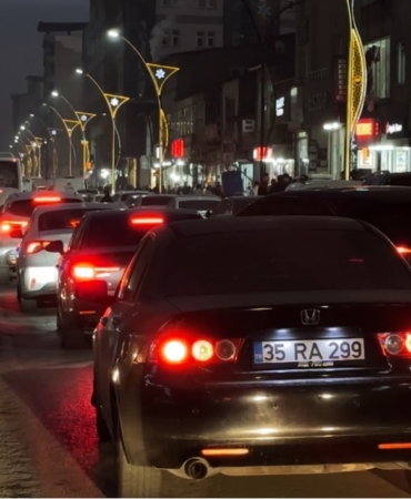yuksekovada-trafik-cileye-dondu-vsRMDJaK.jpg