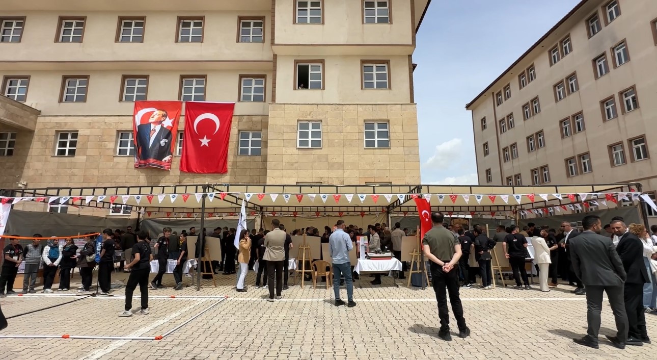 Yüksekova’da TÜBİTAK şenliği: Bilim ve yöresel lezzetler bu fuarda buluştu 9 yuksekovada tubitak senligi bilim ve yoresel lezzetler bu fuarda bulustu 5