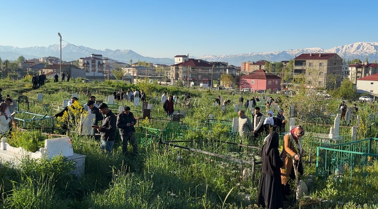 yuksekovada vatandaslar bayram namazi sonrasi mezarliklara akin etti 1 YWDLTl42