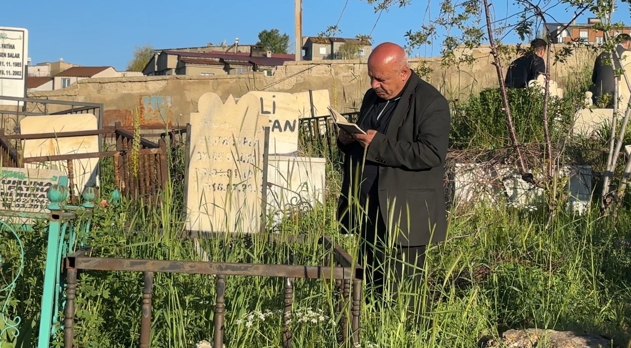 yuksekovada vatandaslar bayram namazi sonrasi mezarliklara akin etti 10 AJP64KyU