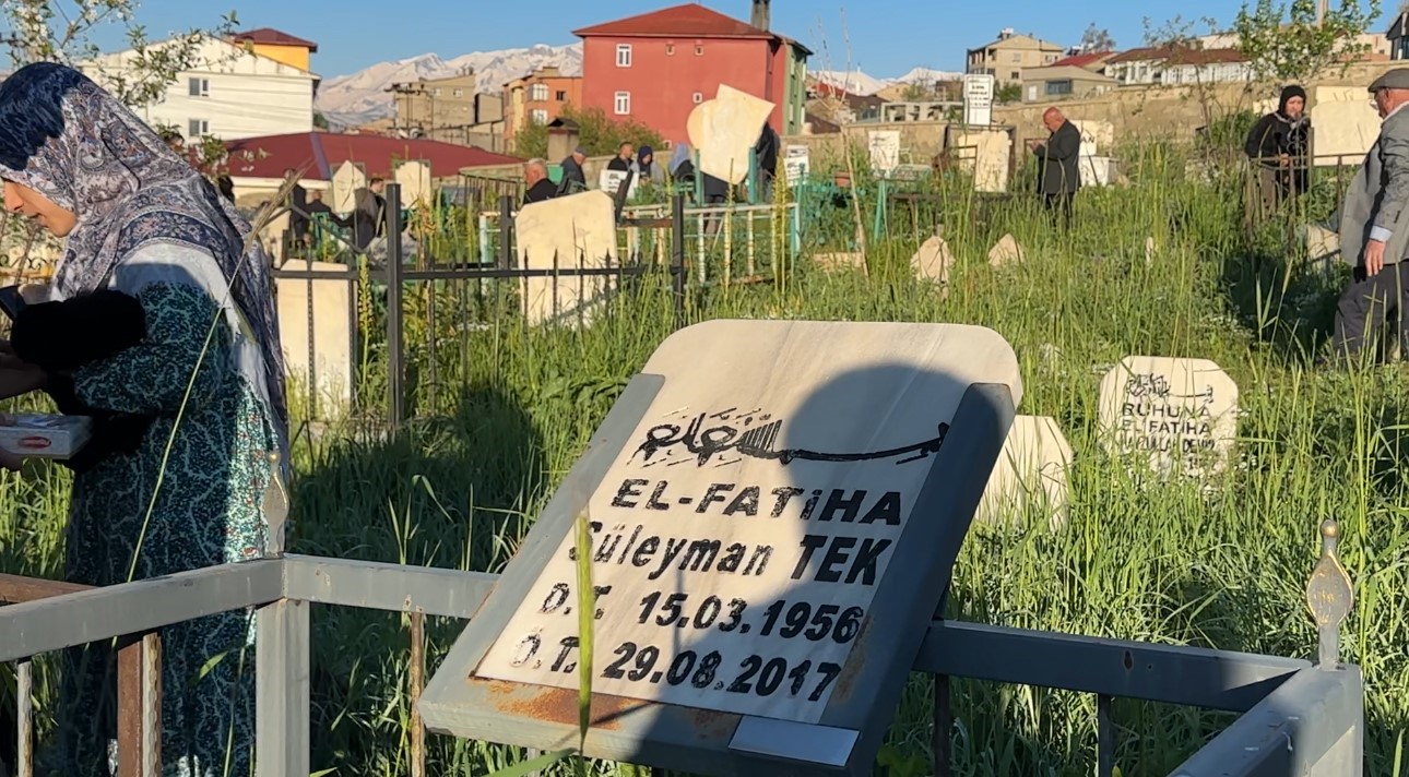 yuksekovada vatandaslar bayram namazi sonrasi mezarliklara akin etti 11 mhzLnudd