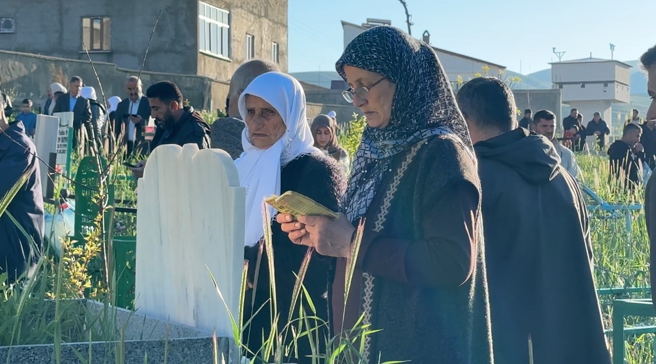 yuksekovada vatandaslar bayram namazi sonrasi mezarliklara akin etti 12 zgecu1Om