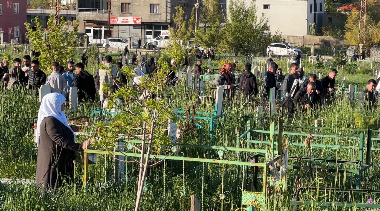 yuksekovada vatandaslar bayram namazi sonrasi mezarliklara akin etti 2