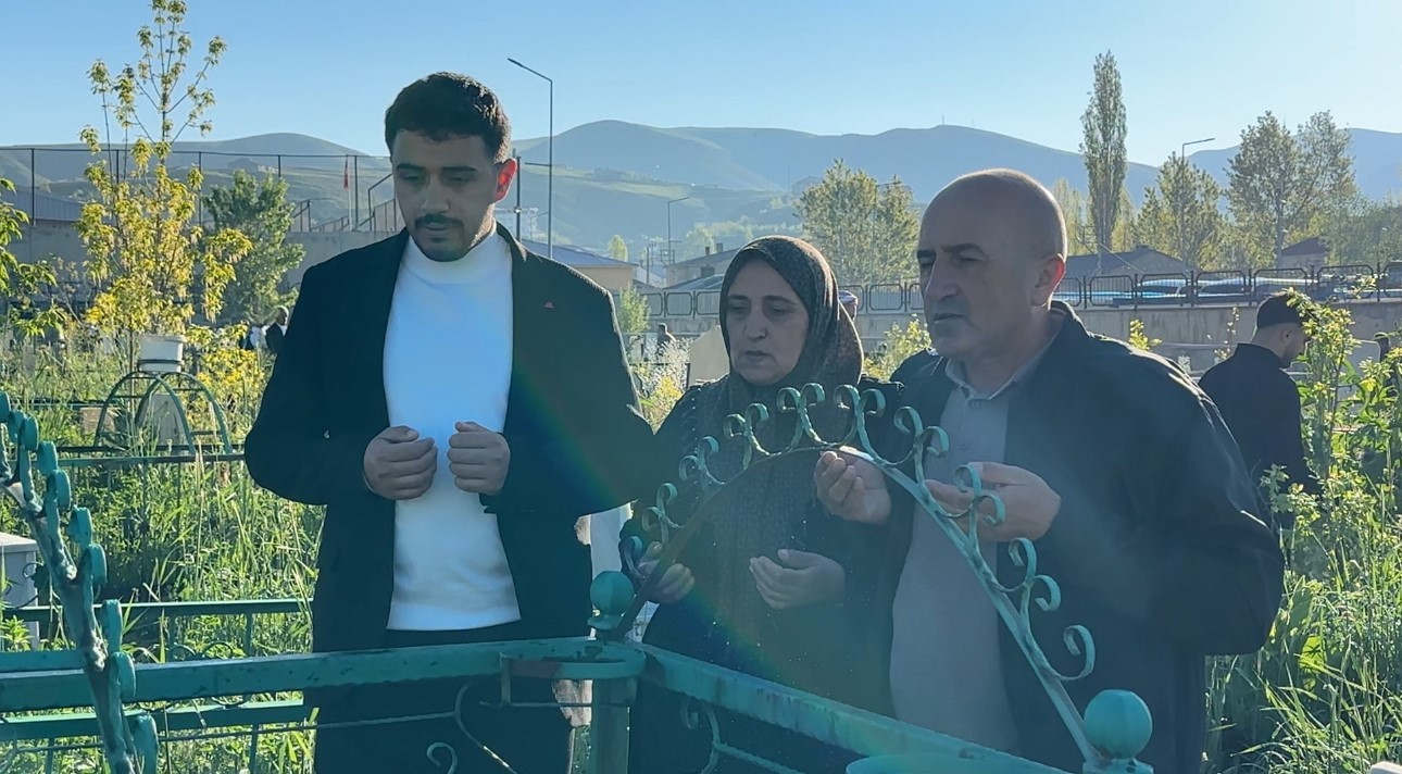 yuksekovada vatandaslar bayram namazi sonrasi mezarliklara akin etti 3
