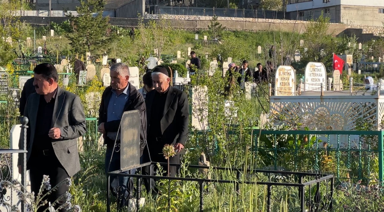 yuksekovada vatandaslar bayram namazi sonrasi mezarliklara akin etti 4 Xgz9yy8d