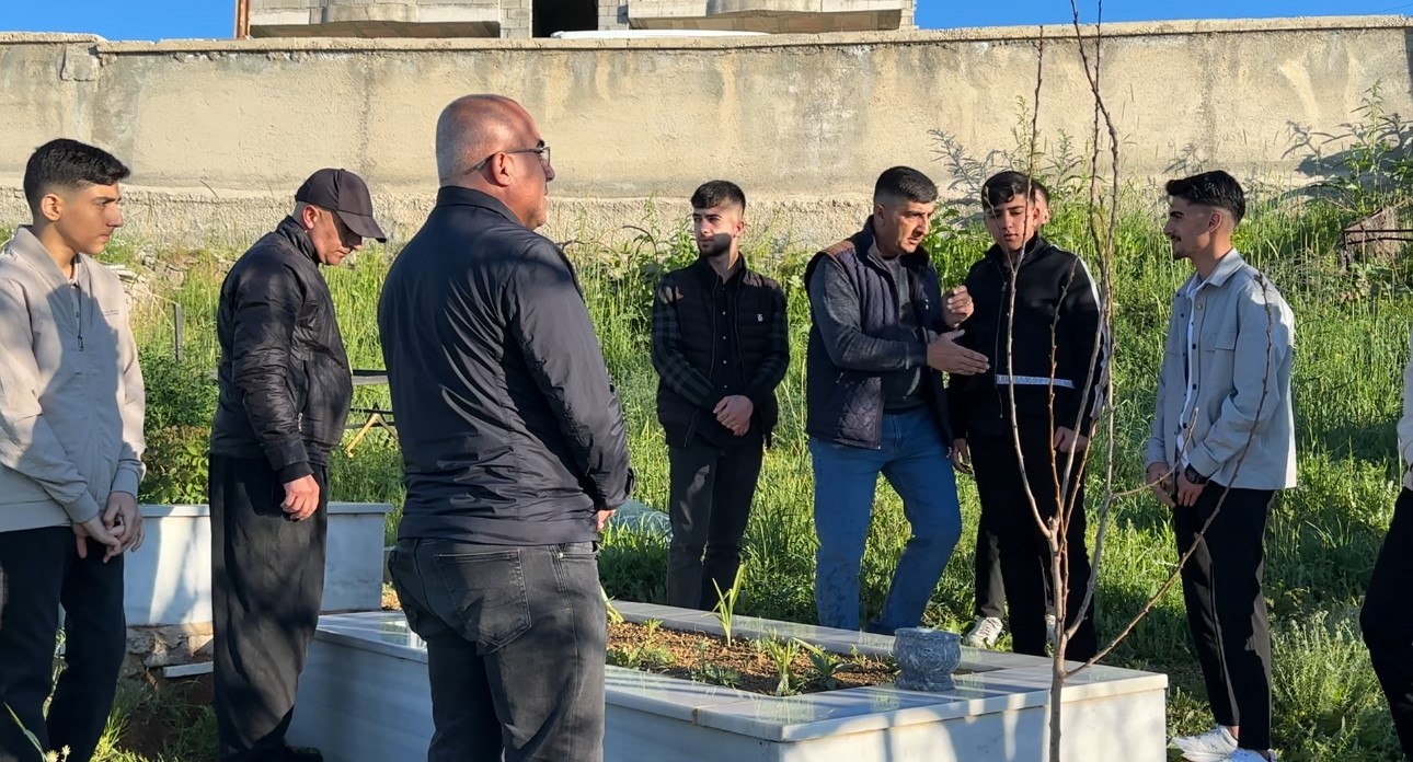yuksekovada vatandaslar bayram namazi sonrasi mezarliklara akin etti 5 H82R7W8I